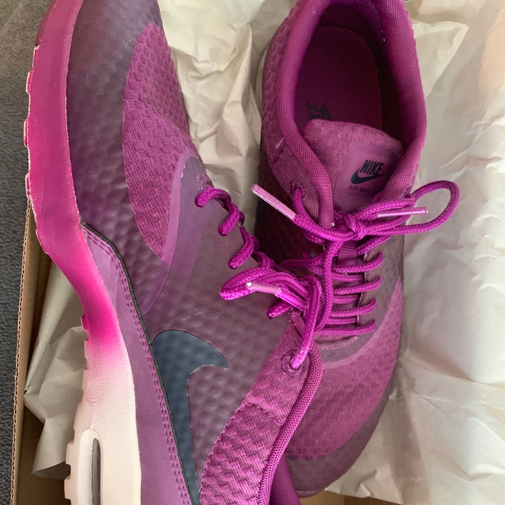 BARELY WORN PURPLE NIKE SNEAKERS